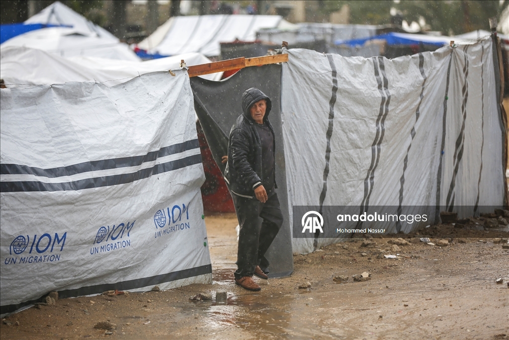 Şiddetli yağış nedeniyle Gazze Şeridi'nde çadırlar su altında kaldı