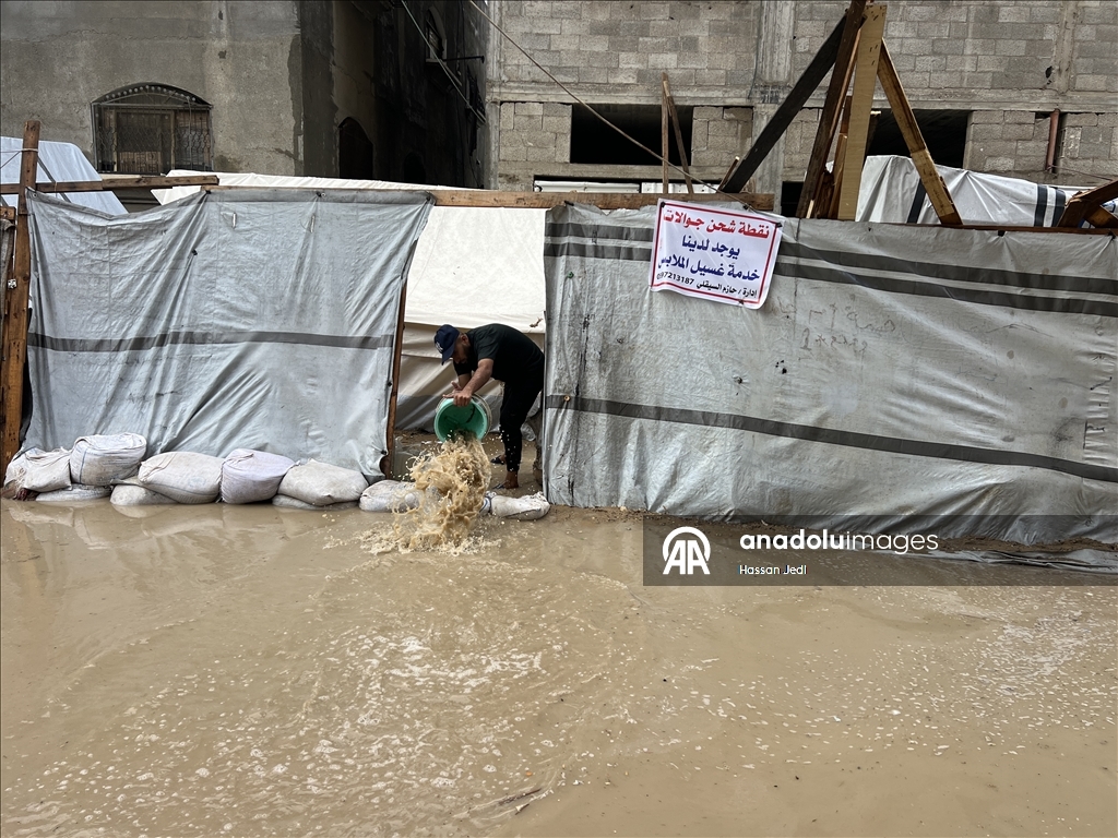 Gazze Şeridi'nde yağış nedeniyle Nuseyrat Mülteci Kampı'ndaki çadırları su bastı