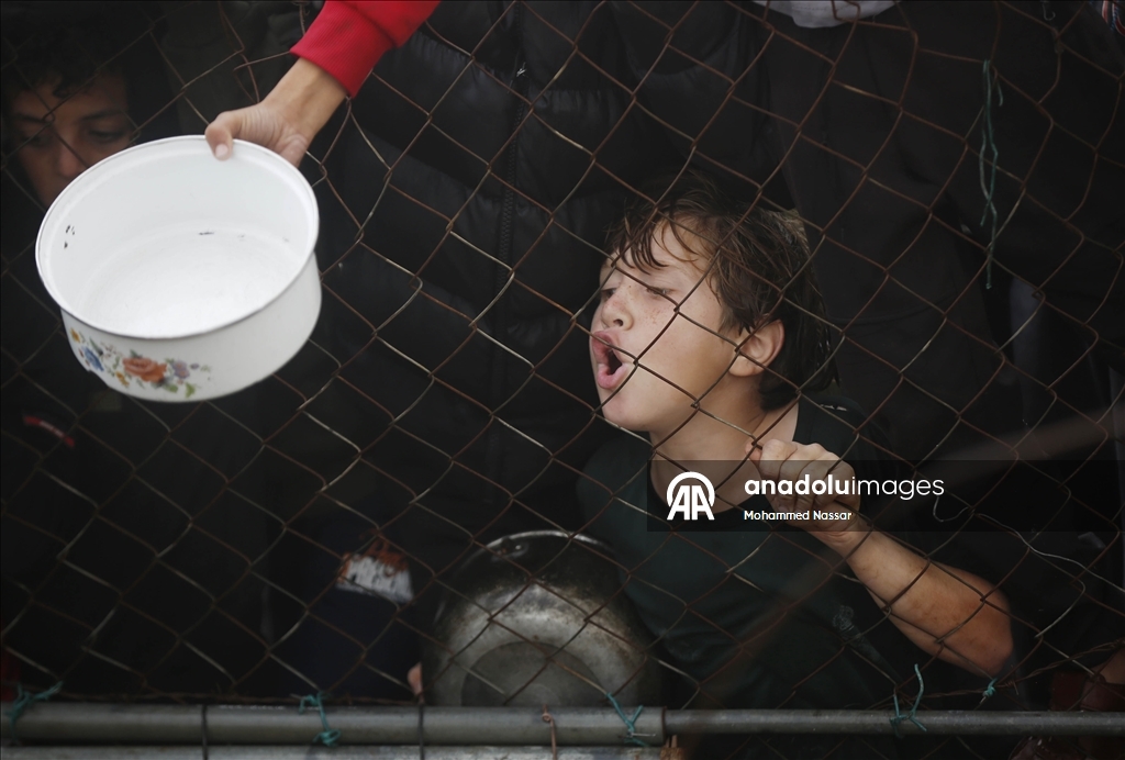 Deyr el-Belah’ta yerinden edilen sivillere sıcak yemek dağıtıldı