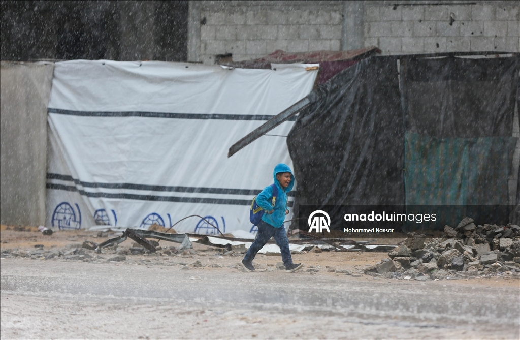 Şiddetli yağış nedeniyle Gazze Şeridi'nde çadırlar su altında kaldı