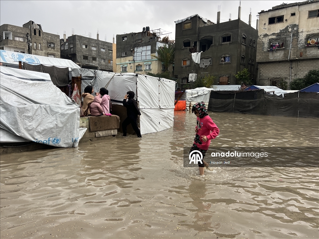Gazze Şeridi'nde yağış nedeniyle Nuseyrat Mülteci Kampı'ndaki çadırları su bastı