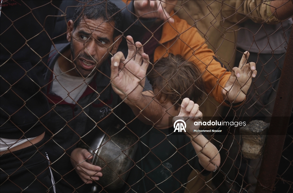 Deyr el-Belah’ta yerinden edilen sivillere sıcak yemek dağıtıldı