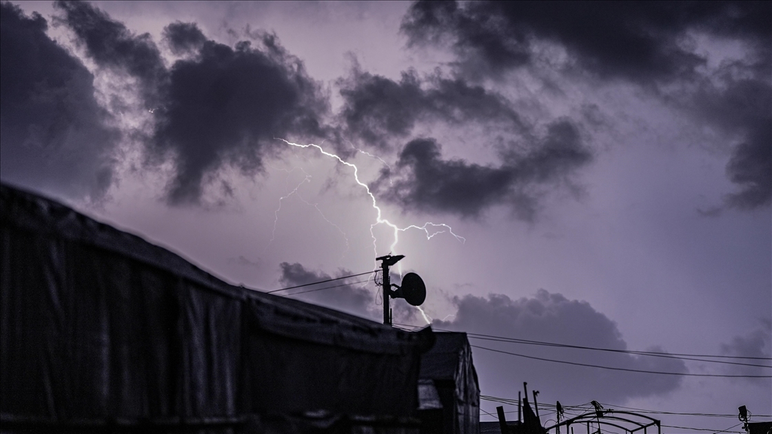 Gazze'de şimşekli gece