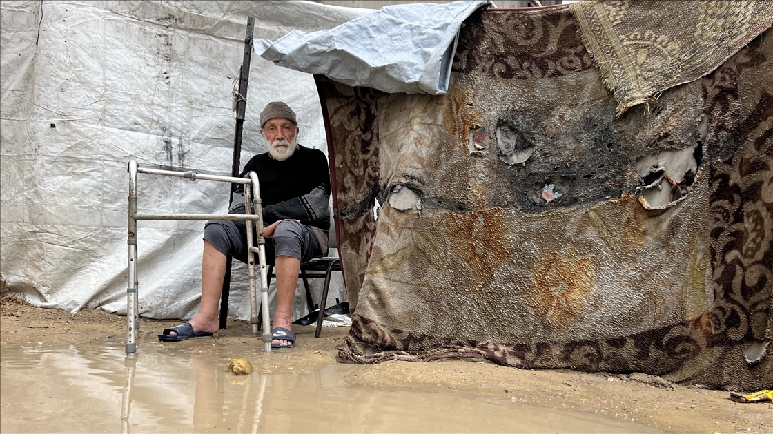 Gazze Şeridi'nde yağış nedeniyle Nuseyrat Mülteci Kampı'ndaki çadırları su bastı