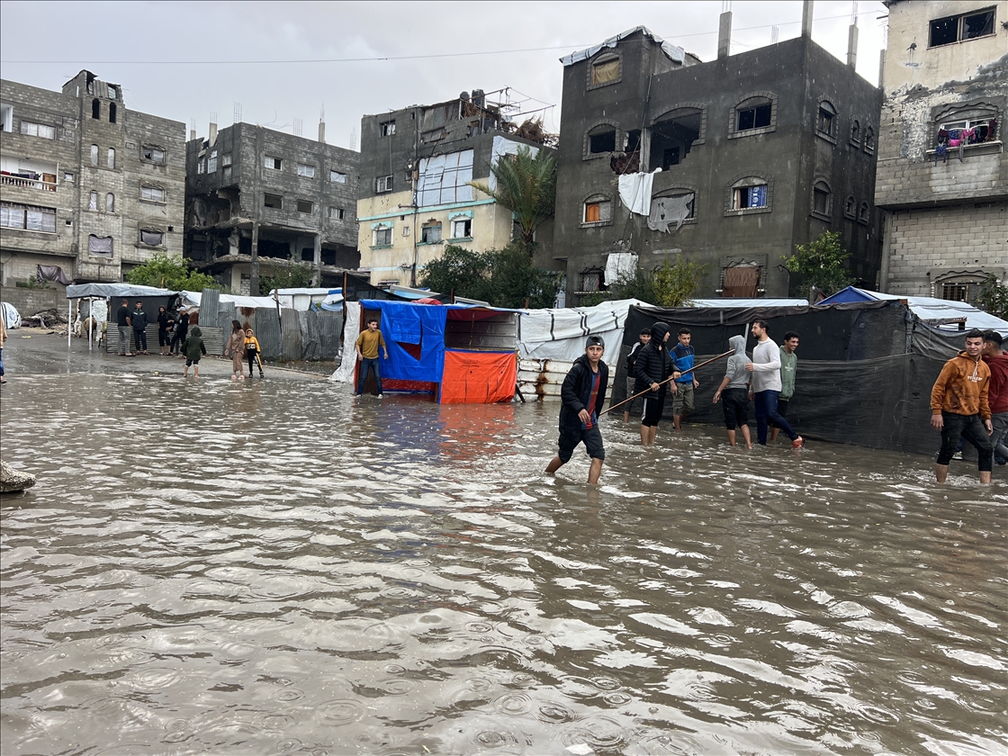 الأمطار تغرق عشرات الخيام بمواصي خان يونس وتحذير من كارثة إنسانية