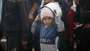 Deyr el-Belah’ta yerinden edilen sivillere sıcak yemek dağıtıldı