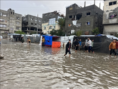 الأمطار تغرق عشرات الخيام بمواصي خان يونس وتحذير من كارثة إنسانية