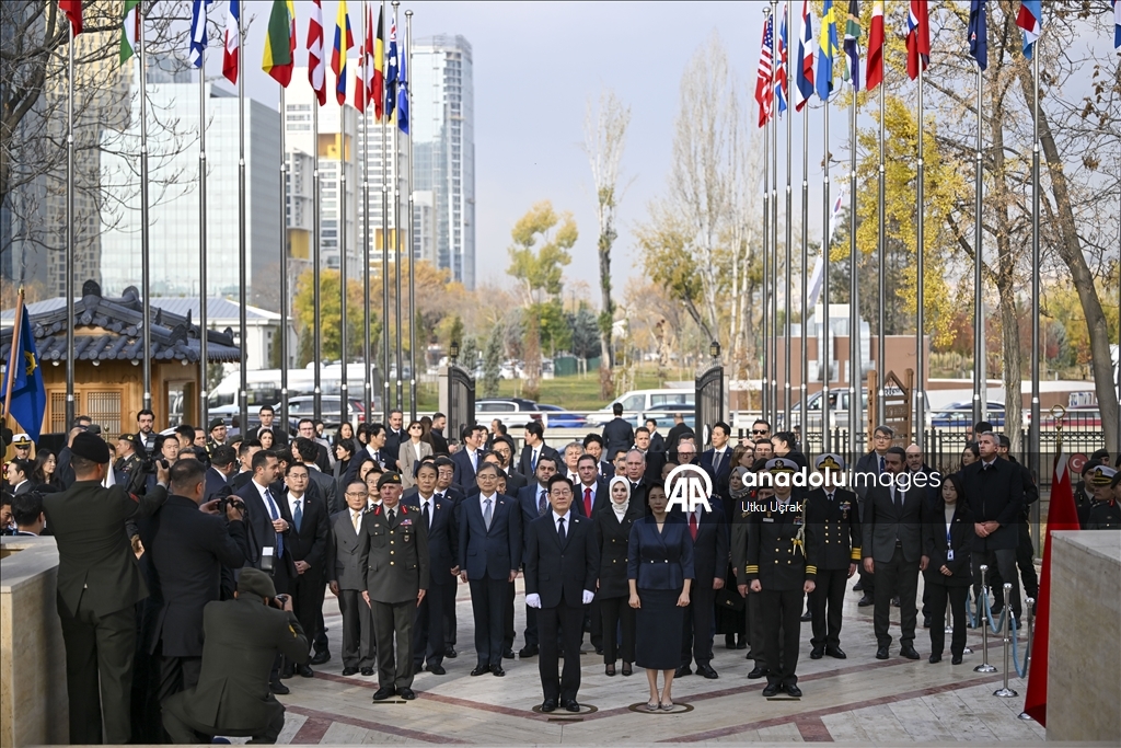 Президент Южной Кореи посетил мемориал «Туркам, сражавшимся в Корее» в Анкаре