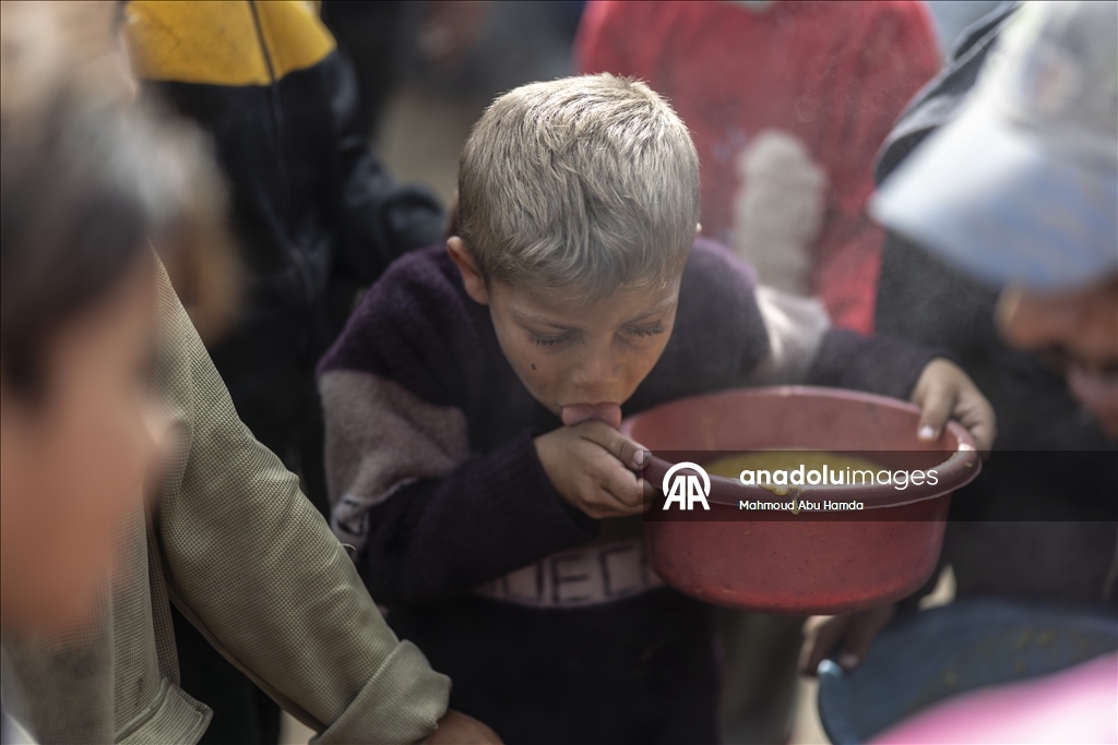 Gazze'de açlıkla mücadele eden Filistinlilere, yemek dağıtıldı