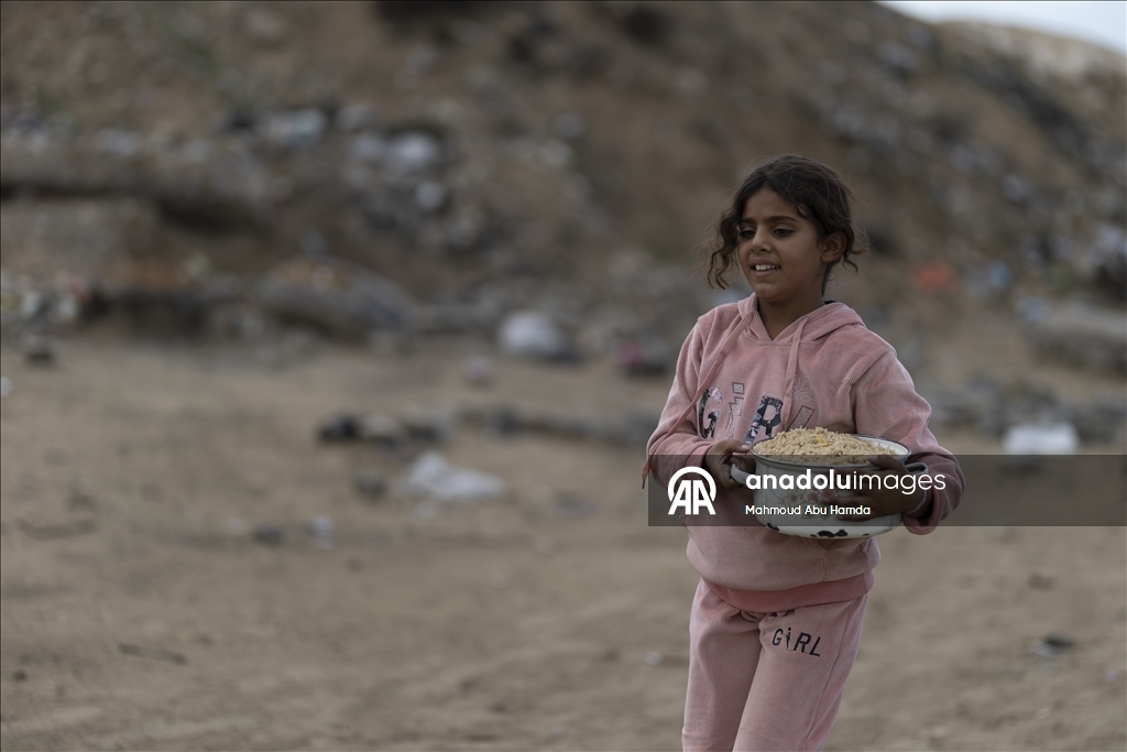 Gazze'de açlıkla mücadele eden Filistinlilere, yemek dağıtıldı