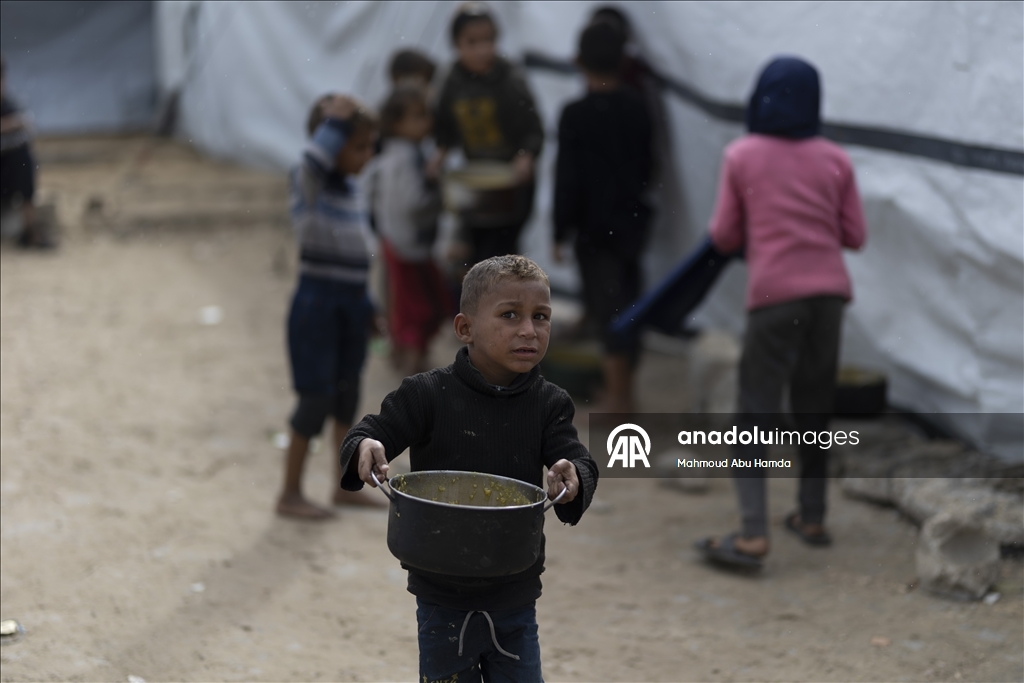 Gazze'de açlıkla mücadele eden Filistinlilere, yemek dağıtıldı