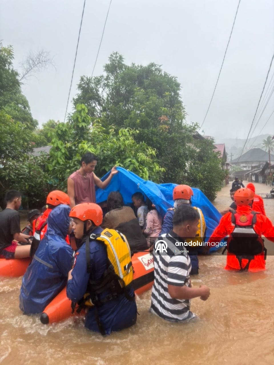 В Индонезии из-за последствий проливных дождей погибли не менее 10 человек