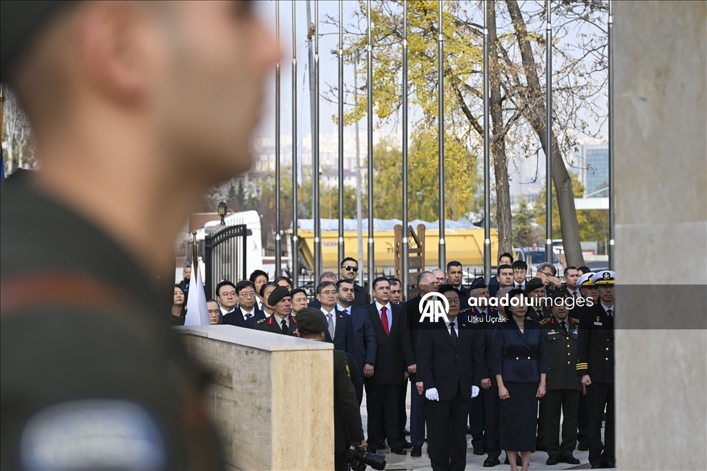 Президент Южной Кореи посетил мемориал «Туркам, сражавшимся в Корее» в Анкаре
