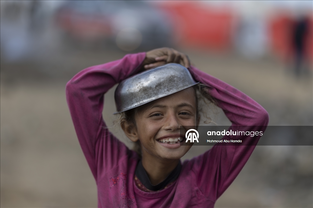 Gazze'de açlıkla mücadele eden Filistinlilere, yemek dağıtıldı