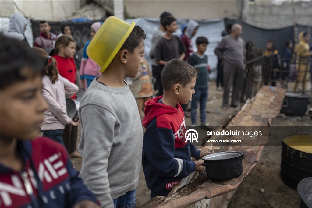 Gazze'de açlıkla mücadele eden Filistinlilere, yemek dağıtıldı
