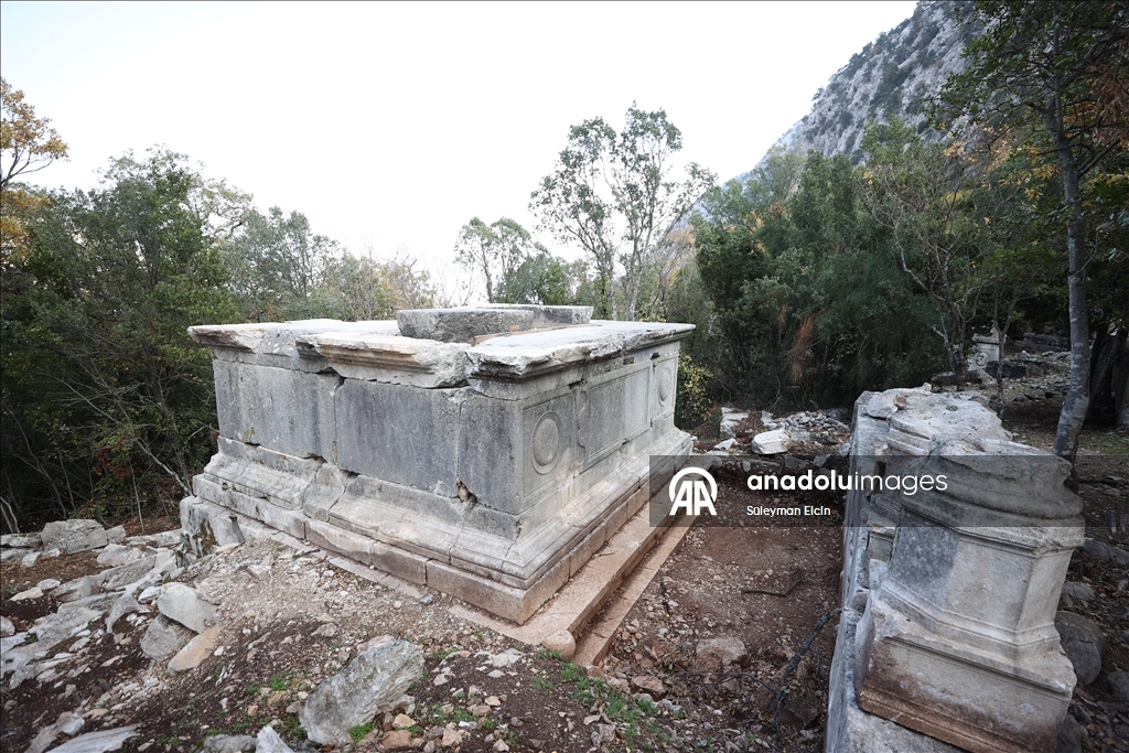 İlk defa kazı çalışması yapılan Termessos'taki iki anıt mezar ayağa kaldırılıyor