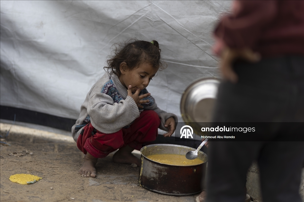 Gazze'de açlıkla mücadele eden Filistinlilere, yemek dağıtıldı