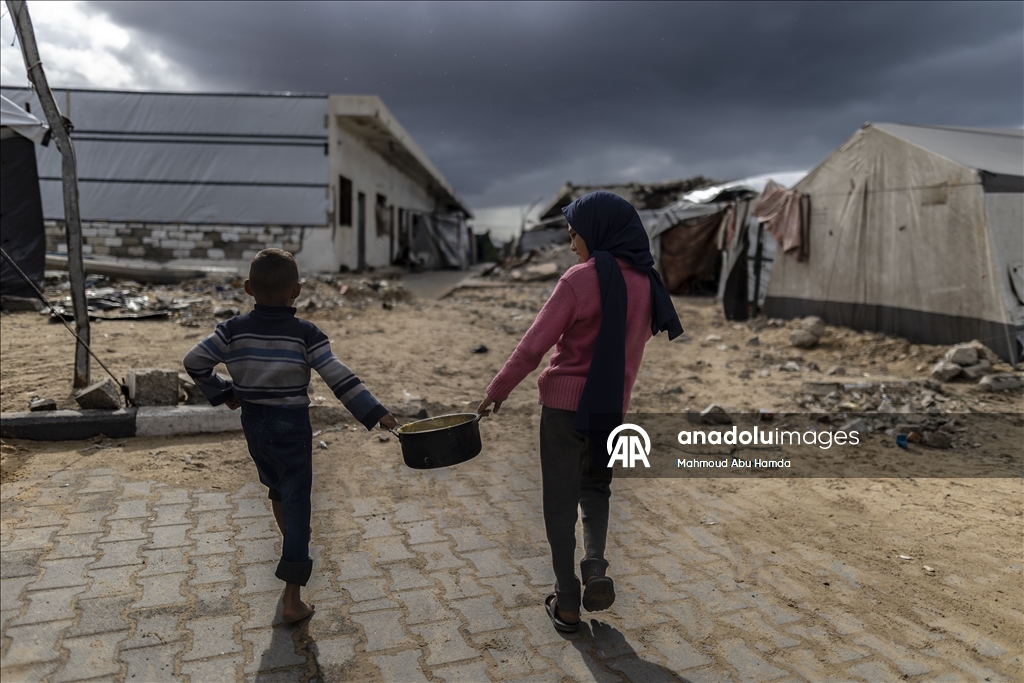 Gazze'de açlıkla mücadele eden Filistinlilere, yemek dağıtıldı