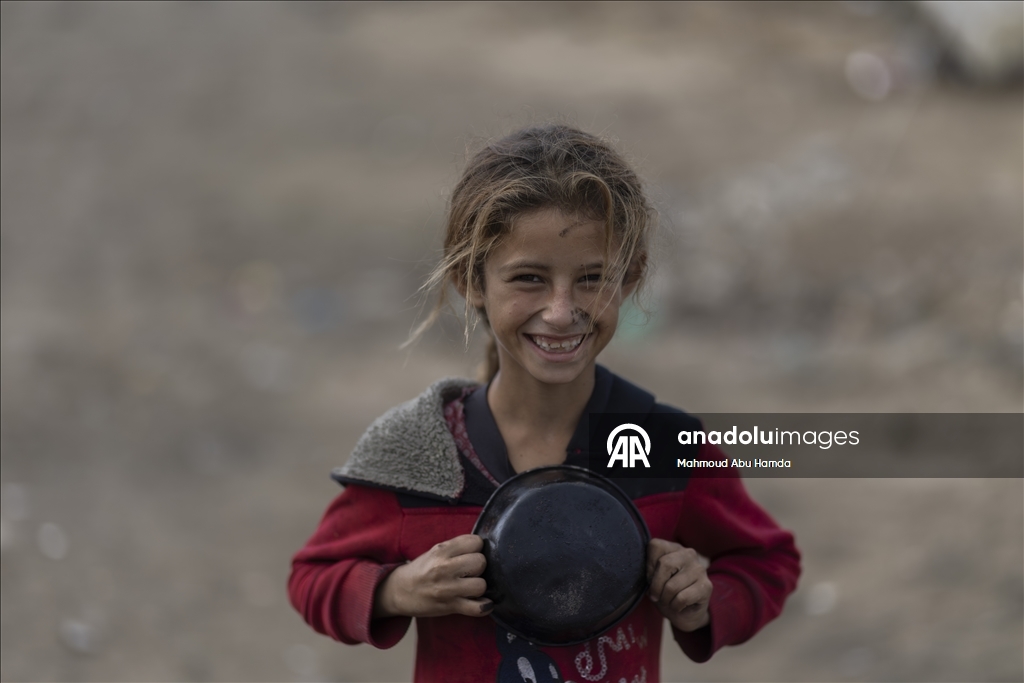 Gazze'de açlıkla mücadele eden Filistinlilere, yemek dağıtıldı