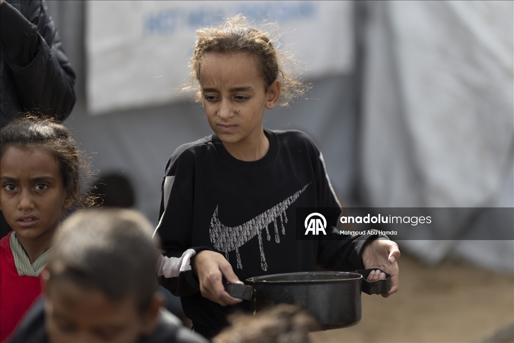 Gazze'de açlıkla mücadele eden Filistinlilere, yemek dağıtıldı