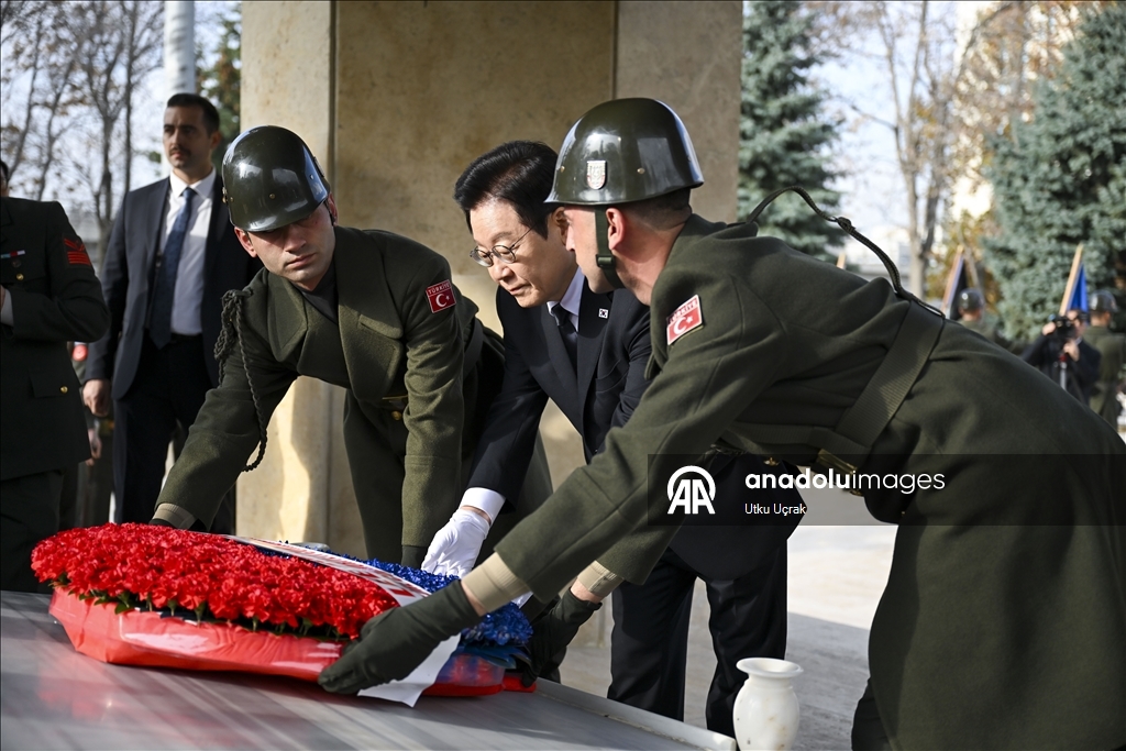 Президент Южной Кореи посетил мемориал «Туркам, сражавшимся в Корее» в Анкаре