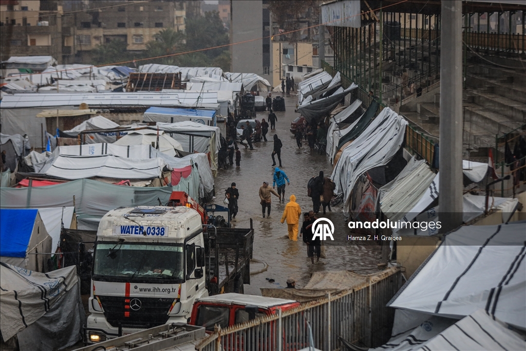 В Газе палатки палестинцев оказались затоплены из-за сильных дождей