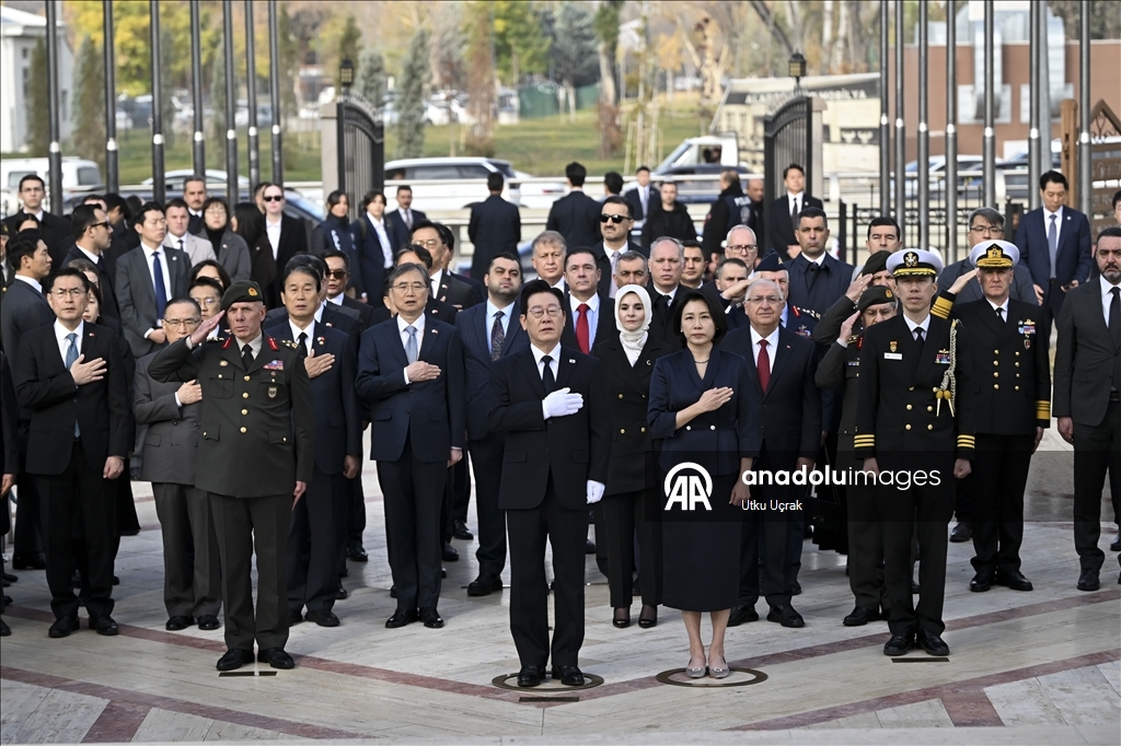 Президент Южной Кореи посетил мемориал «Туркам, сражавшимся в Корее» в Анкаре