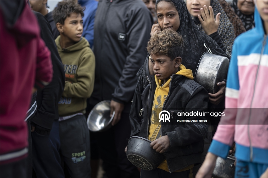 Gazze'de açlıkla mücadele eden Filistinlilere, yemek dağıtıldı