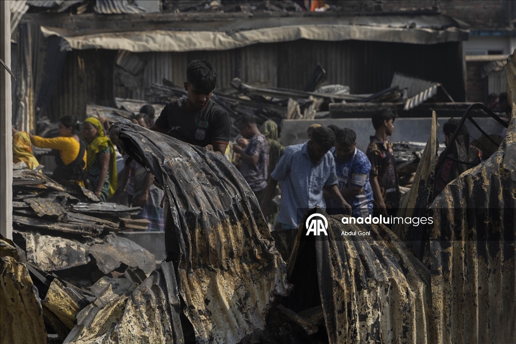 Bangladeş’te gecekondu mahallesinde çıkan yangında 1500'e yakın ev yandı