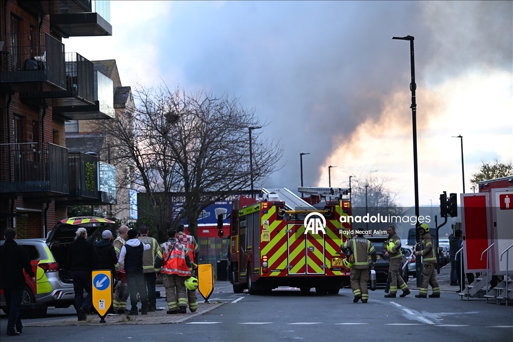 Крупный пожар произошел на западе Лондона