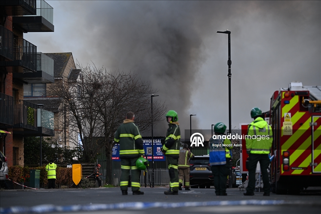 Крупный пожар произошел на западе Лондона