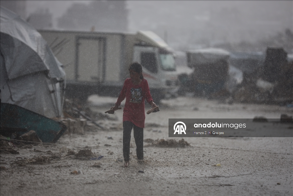 В Газе палатки палестинцев оказались затоплены из-за сильных дождей