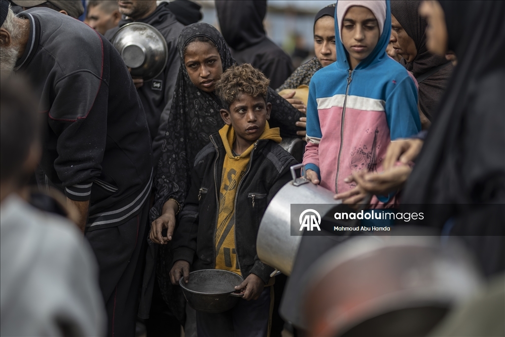 Gazze'de açlıkla mücadele eden Filistinlilere, yemek dağıtıldı