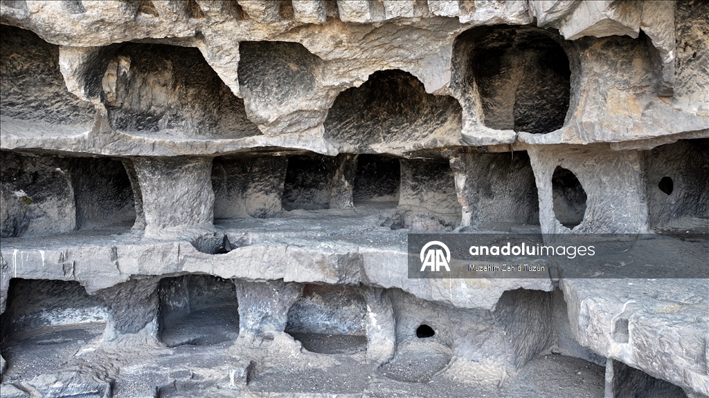 Kayaların içine kurulan 2 bin yıllık "Öksüt Kalesi" zamana direniyor