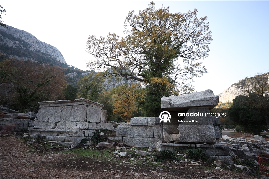 İlk defa kazı çalışması yapılan Termessos'taki iki anıt mezar ayağa kaldırılıyor