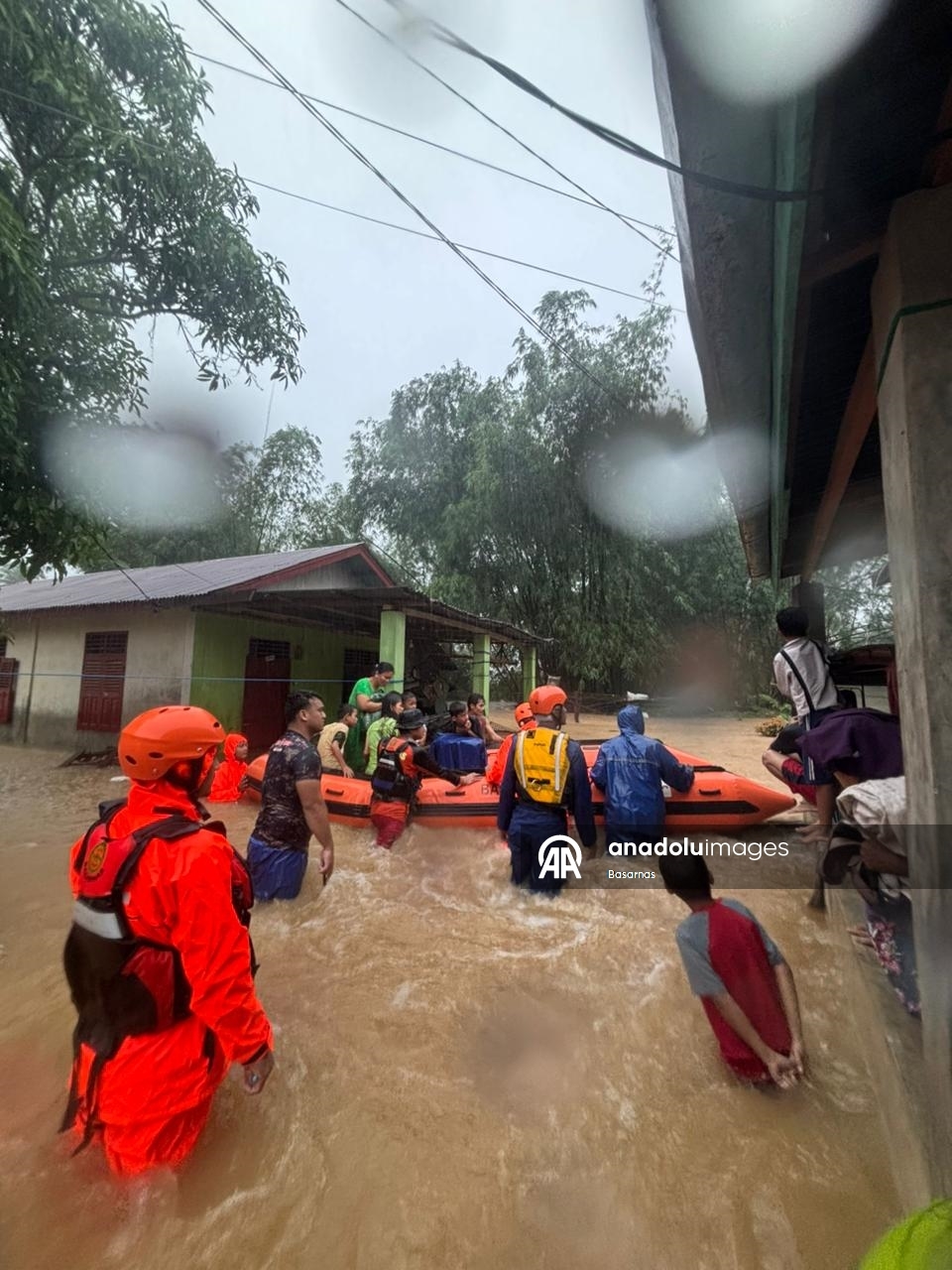 В Индонезии из-за последствий проливных дождей погибли не менее 10 человек