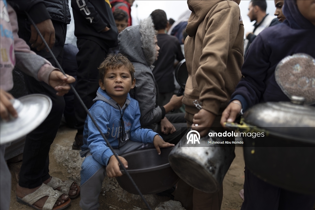 Gazze'de açlıkla mücadele eden Filistinlilere, yemek dağıtıldı