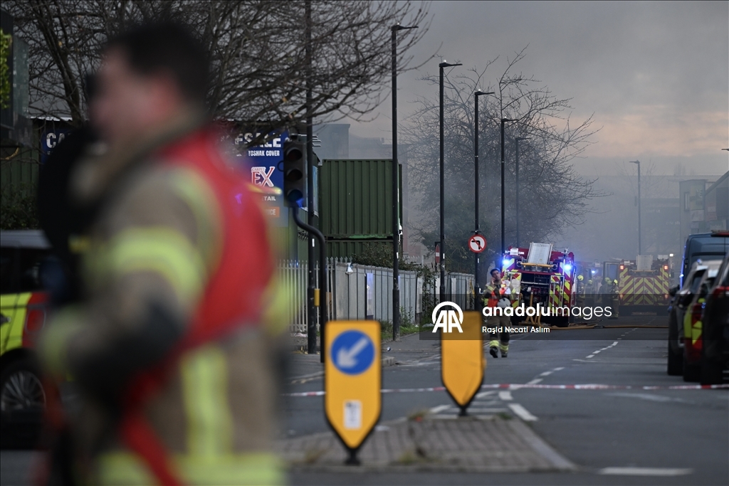 Крупный пожар произошел на западе Лондона