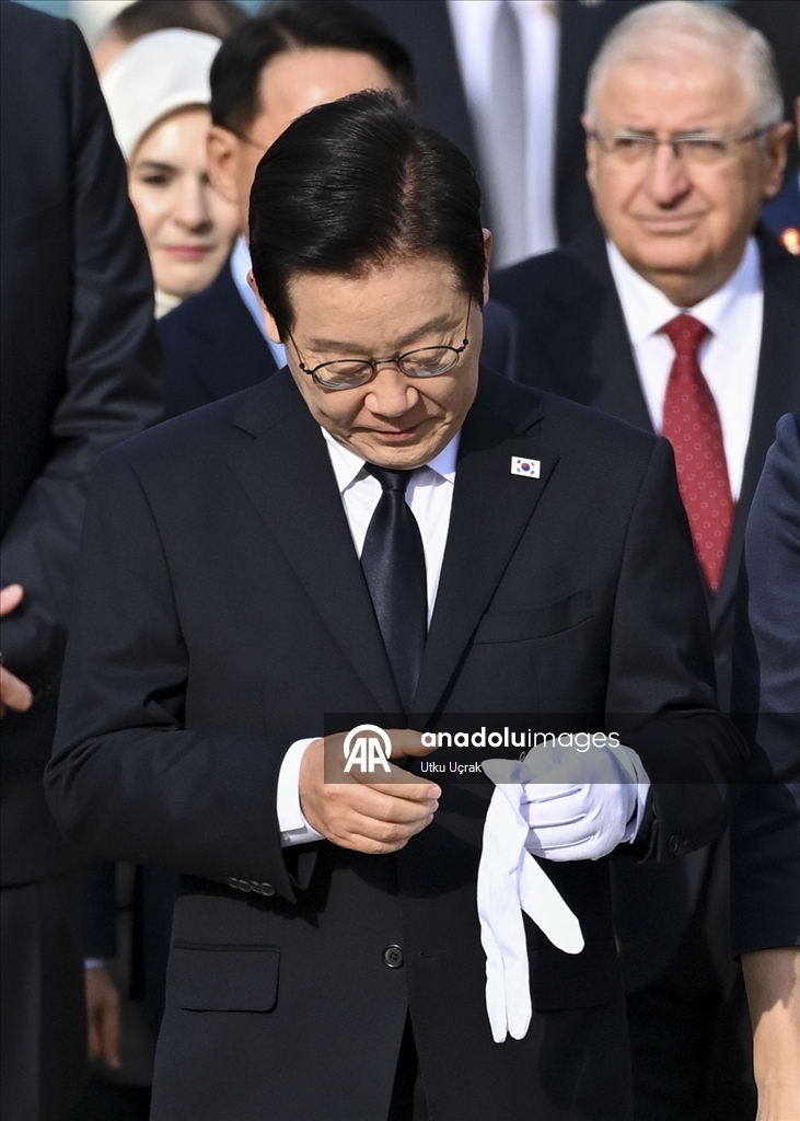 Президент Южной Кореи посетил мемориал «Туркам, сражавшимся в Корее» в Анкаре