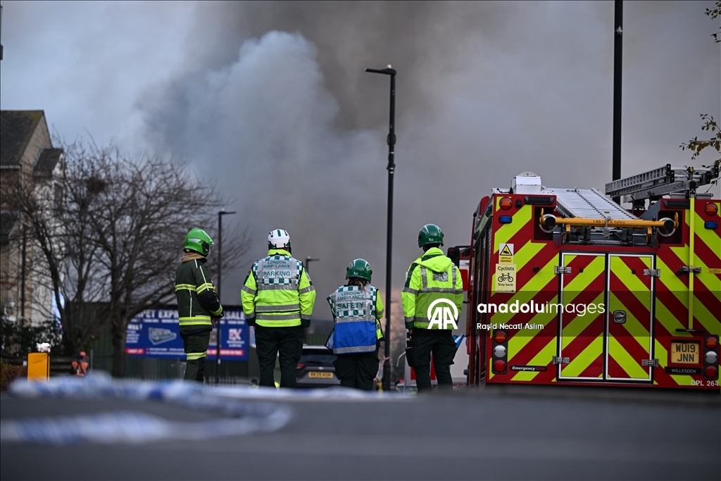 Крупный пожар произошел на западе Лондона