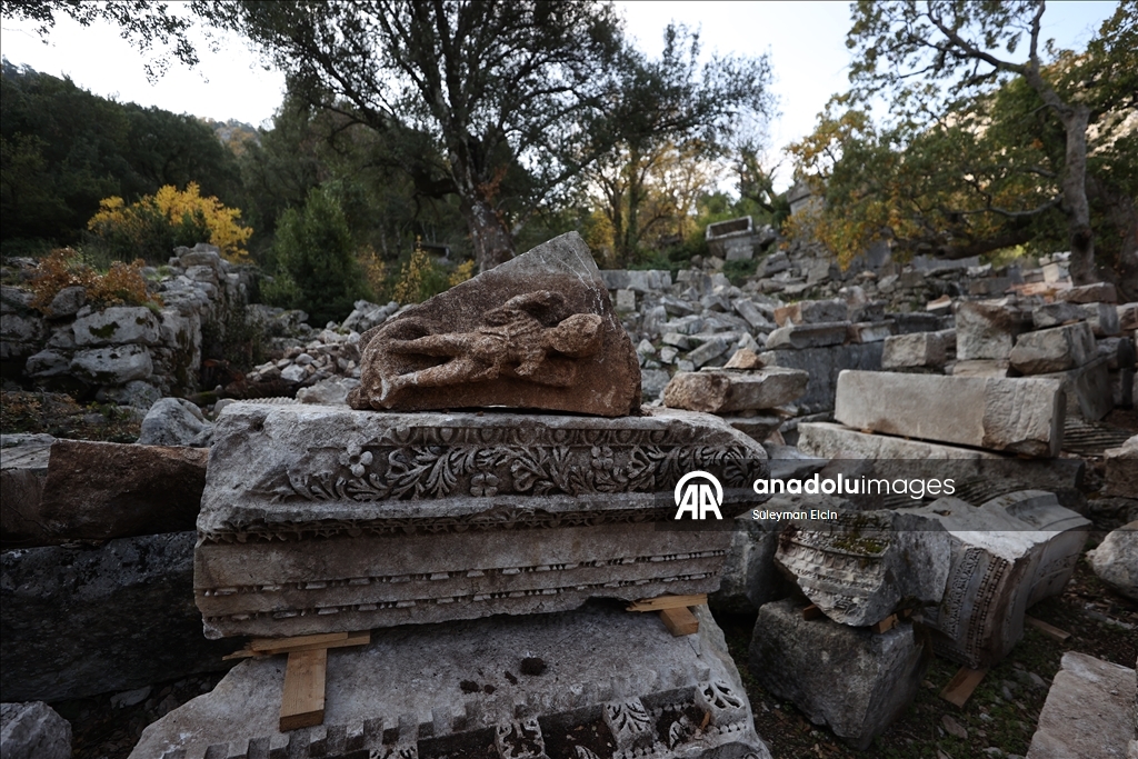 İlk defa kazı çalışması yapılan Termessos'taki iki anıt mezar ayağa kaldırılıyor