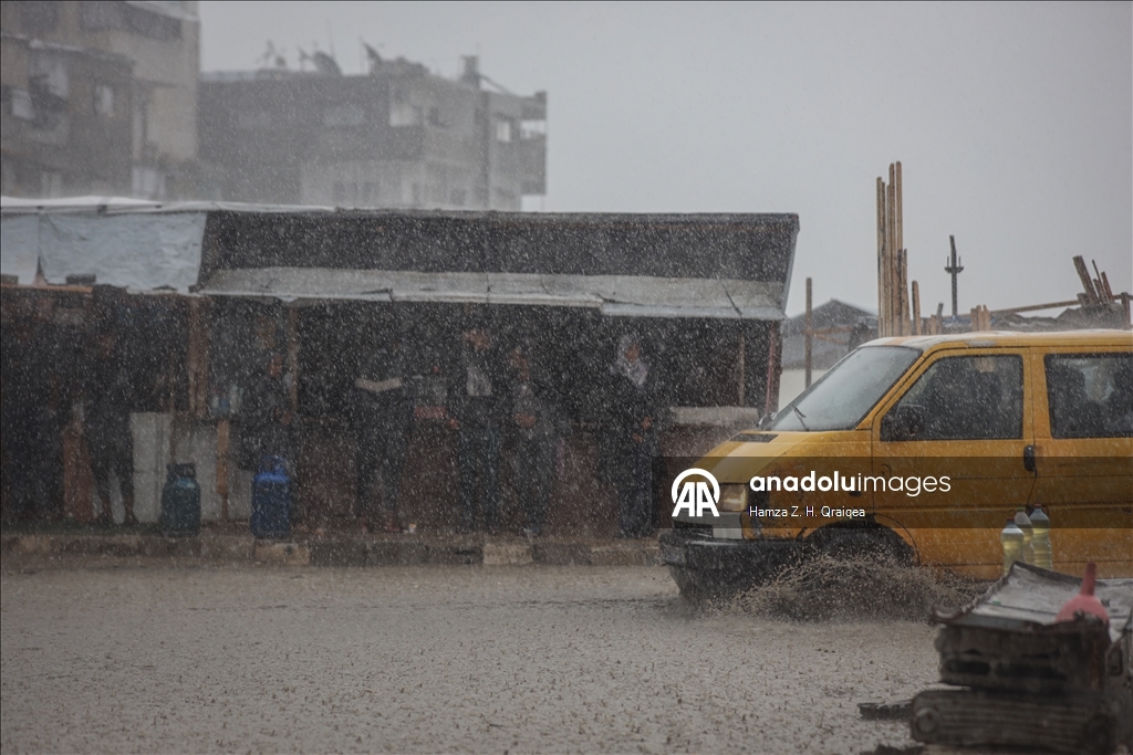 В Газе палатки палестинцев оказались затоплены из-за сильных дождей