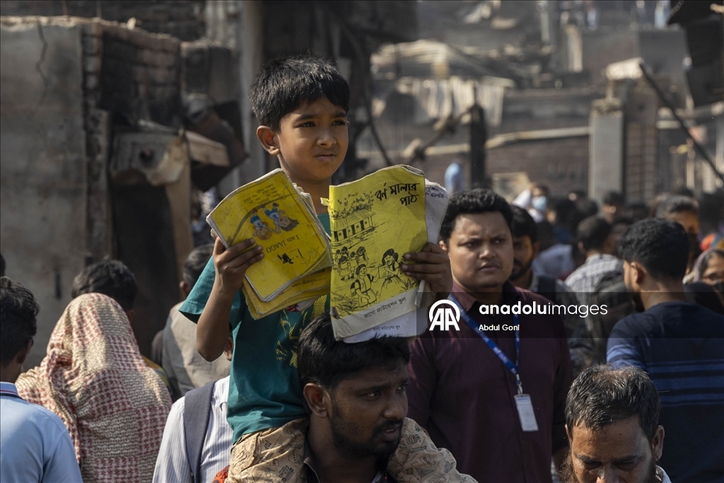 Bangladeş’te gecekondu mahallesinde çıkan yangında 1500'e yakın ev yandı