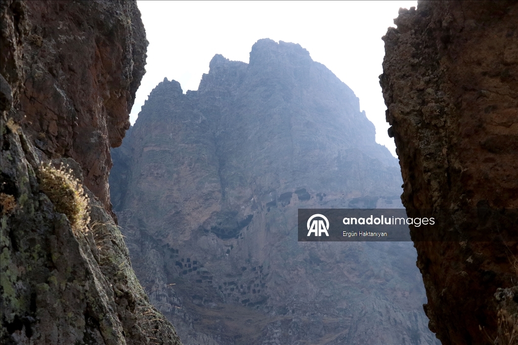 Kayaların içine kurulan 2 bin yıllık "Öksüt Kalesi" zamana direniyor
