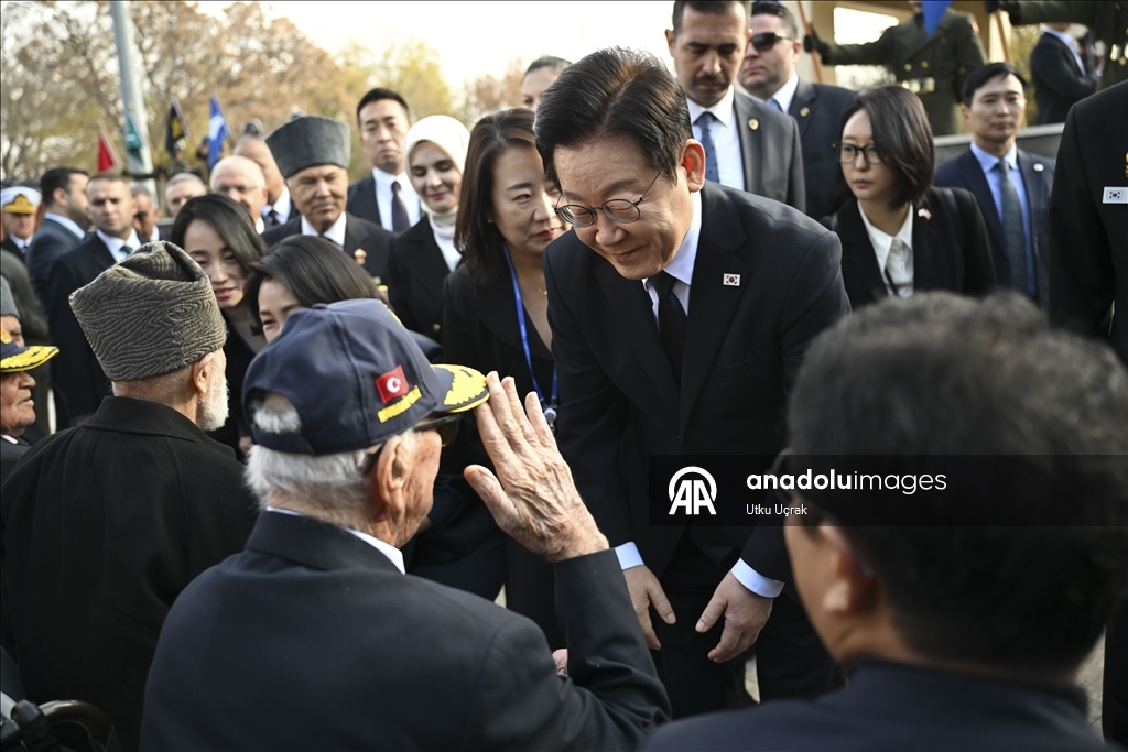 Президент Южной Кореи посетил мемориал «Туркам, сражавшимся в Корее» в Анкаре