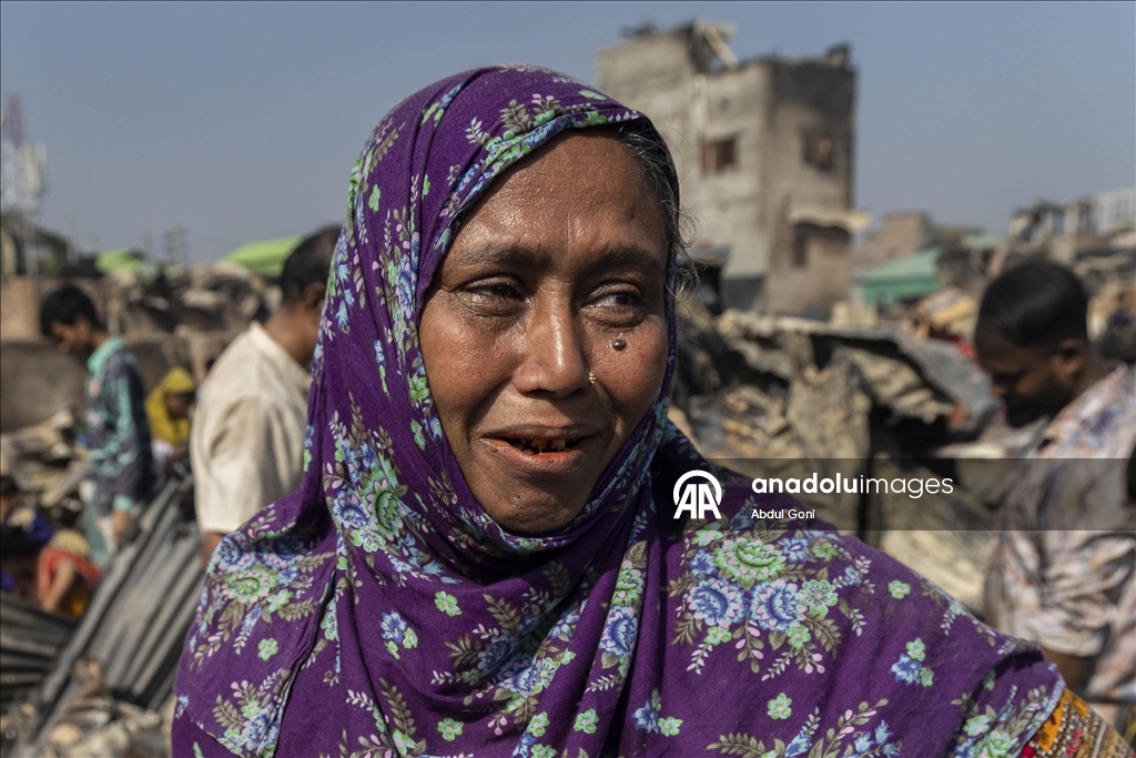 Bangladeş’te gecekondu mahallesinde çıkan yangında 1500'e yakın ev yandı