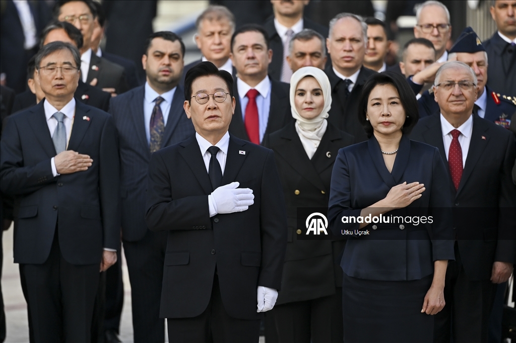 Президент Южной Кореи посетил мемориал «Туркам, сражавшимся в Корее» в Анкаре