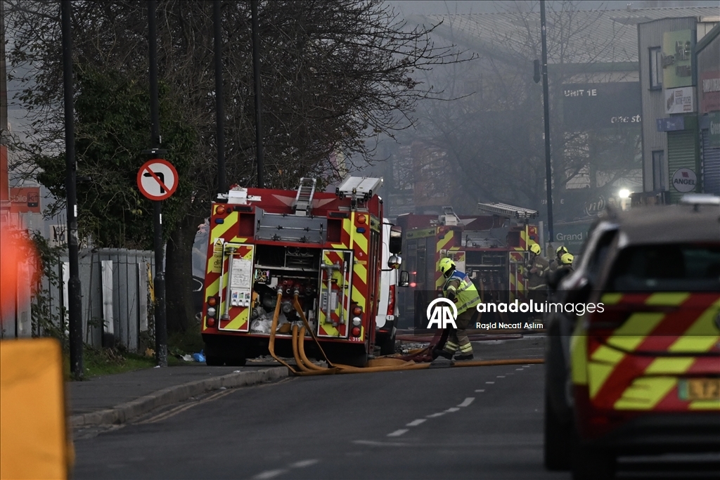 Крупный пожар произошел на западе Лондона