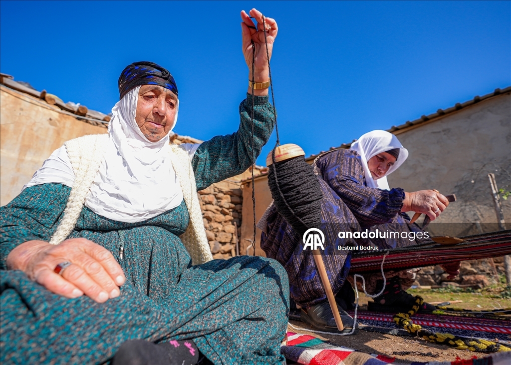 Bi tevna ku li baxçeyê xwe daniye va merş û xalîçeyan radiçîne