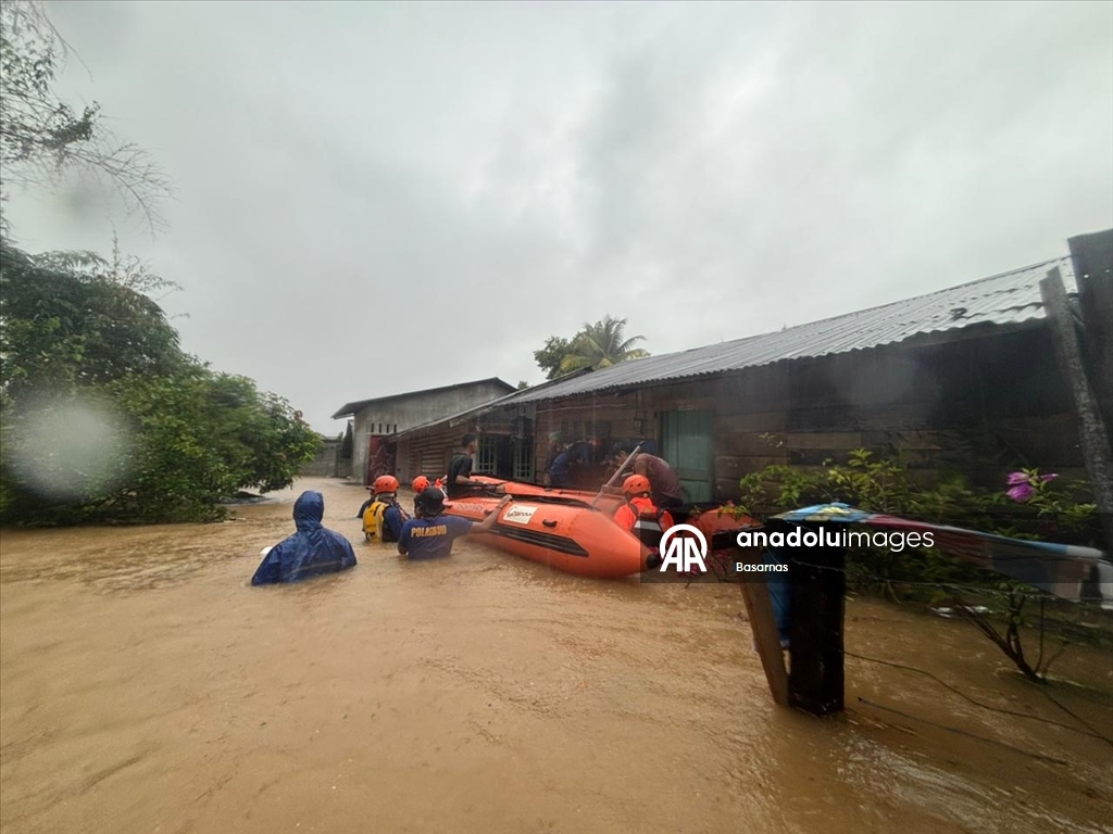 Endonezya'da meydana gelen selde 10 kişi hayatını kaybetti